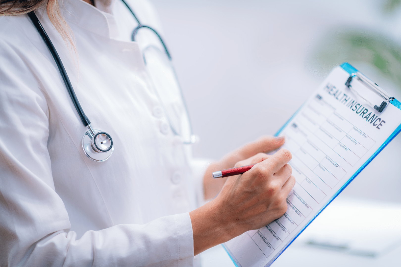 Doctora escribiendo